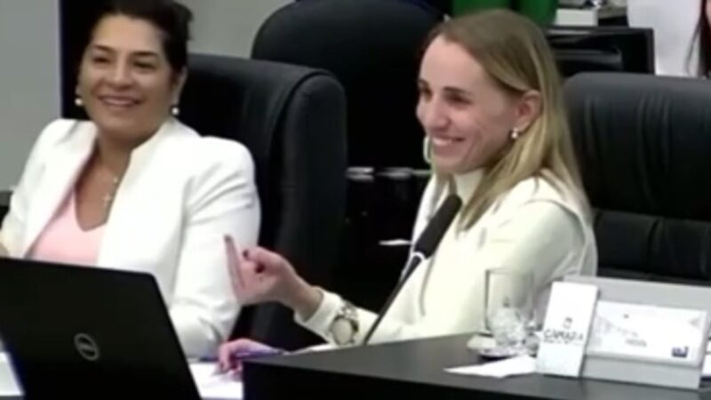 Em tom de brincadeira, vereadora “mostra dedo” para colega em sessão