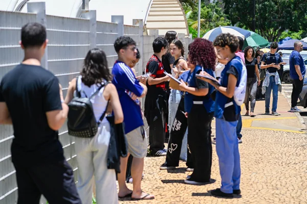 Mais de 4,8 milhões de estudantes fazem o Enem neste domingo