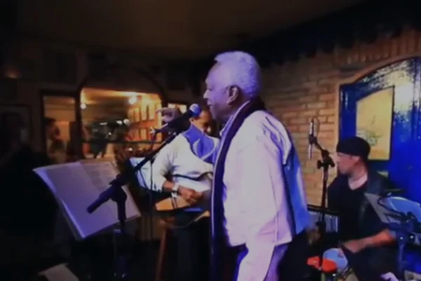 Morre Fernando Lopes, 1º cantor seresteiro de Brasília, aos 93 anos