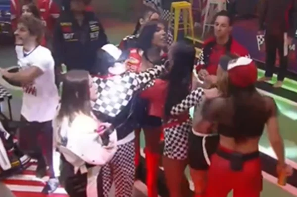 Veja momento em que participante é expulsa de A Fazenda 17