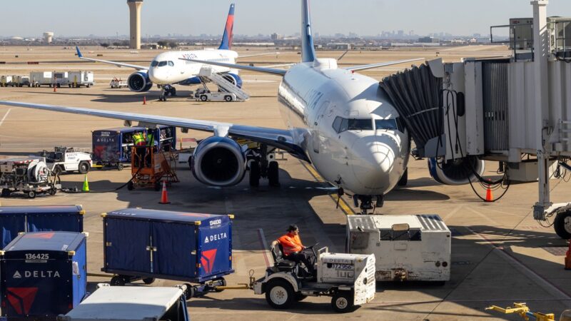 Centenas de voos são cancelados nos EUA em meio ao shutdown