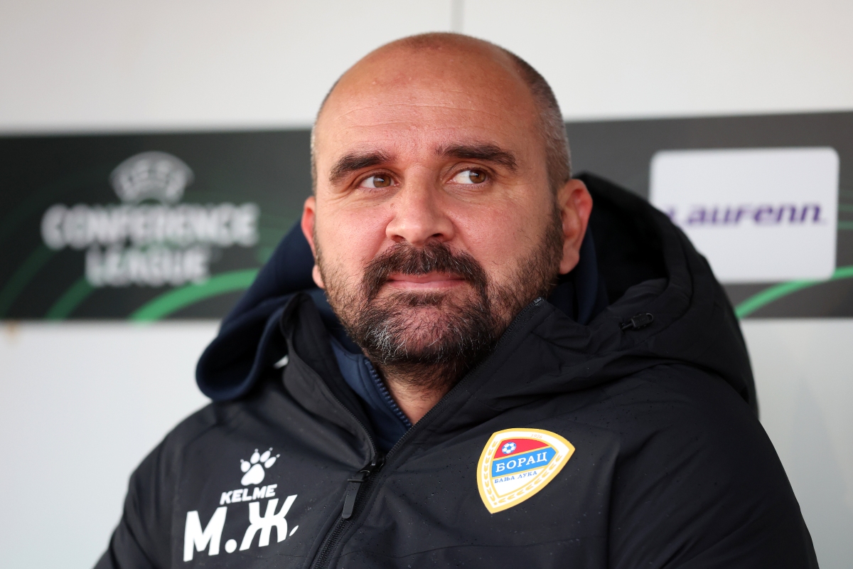 Técnico tem mal súbito e morre durante partida do Campeonato Sérvio