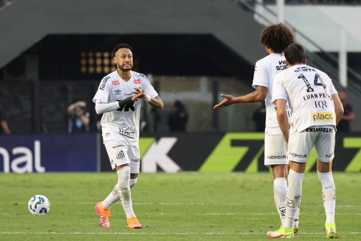 Neymar cobra falta com paradinha e quase marca para o Santos