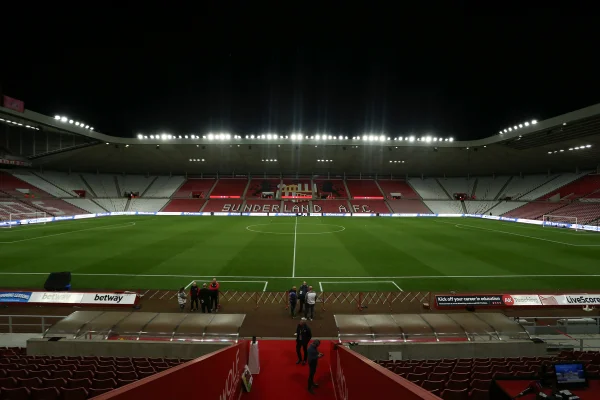 Jogador da Premier League foi ameaçado com arma de fogo por empresário