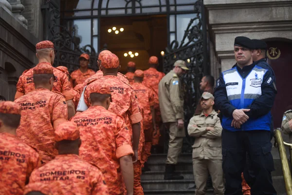 “O movimento só começou”, diz Castro em missa de 7º dia de policiais
