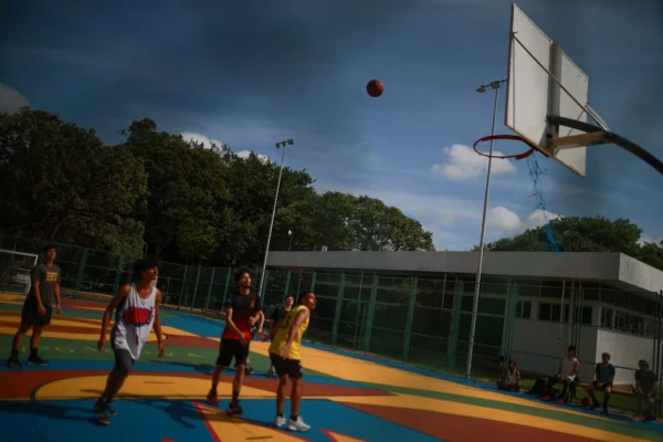 Projeto transforma quadras de basquete em espaços de inclusão no DF