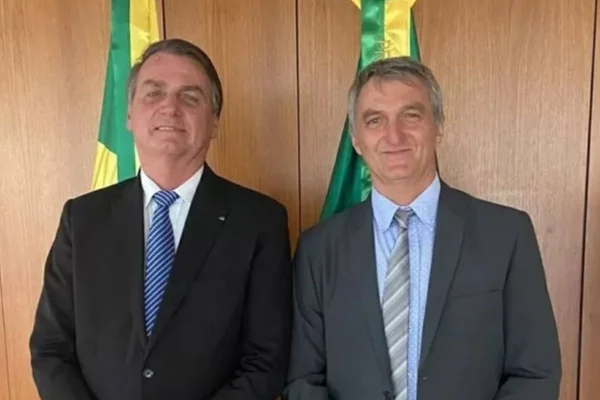 Irmão de Bolsonaro visita ex-presidente e alinha candidatura para 2026
