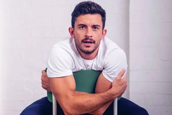 Jonathan Bailey é eleito o homem mais sexy do mundo pela People