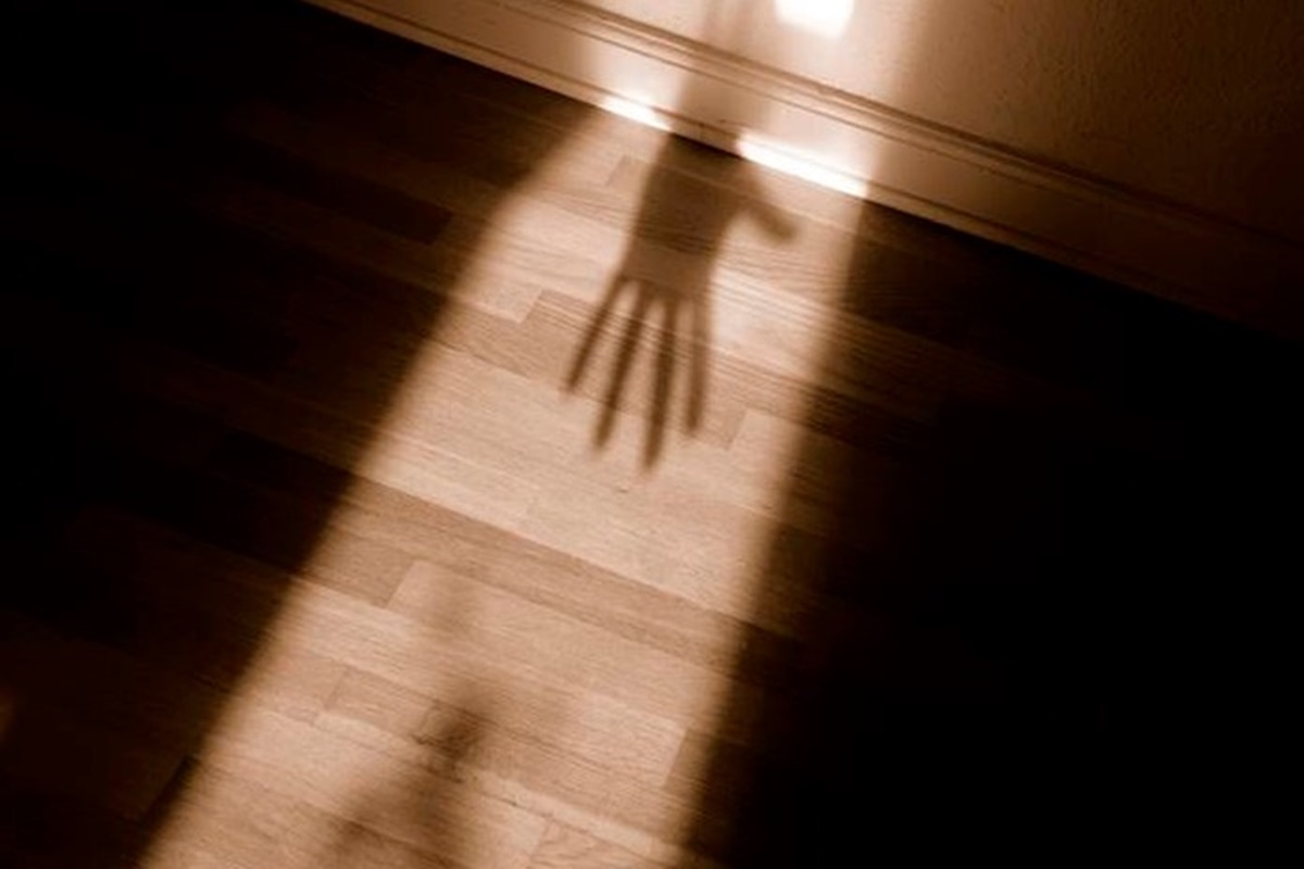 polícia acha adolescente desaparecida dentro de caixa em porão