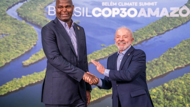 Lula brinca com altura do presidente de Moçambique em evento pré-COP30