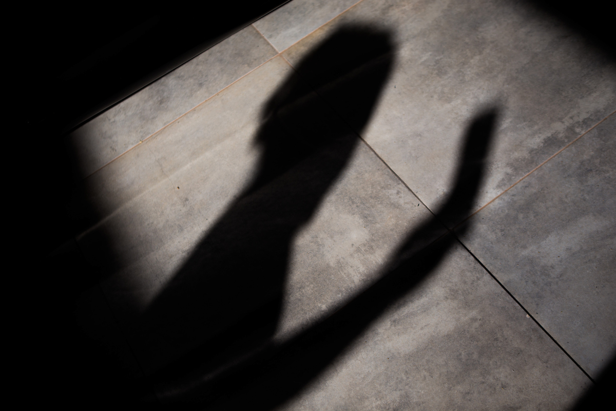 Casal “bem vestido e de carrão” aluga imóvel no DF e furta móveis