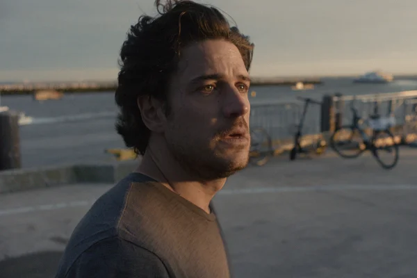 Marco Pigossi revela maior dificuldade da carreira de ator: “Língua”