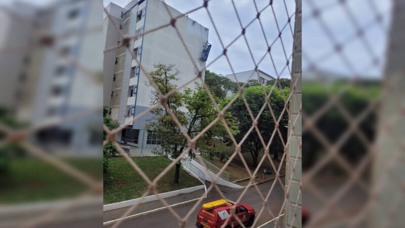 Operários ficam pendurados em andaime durante obra na Asa Norte