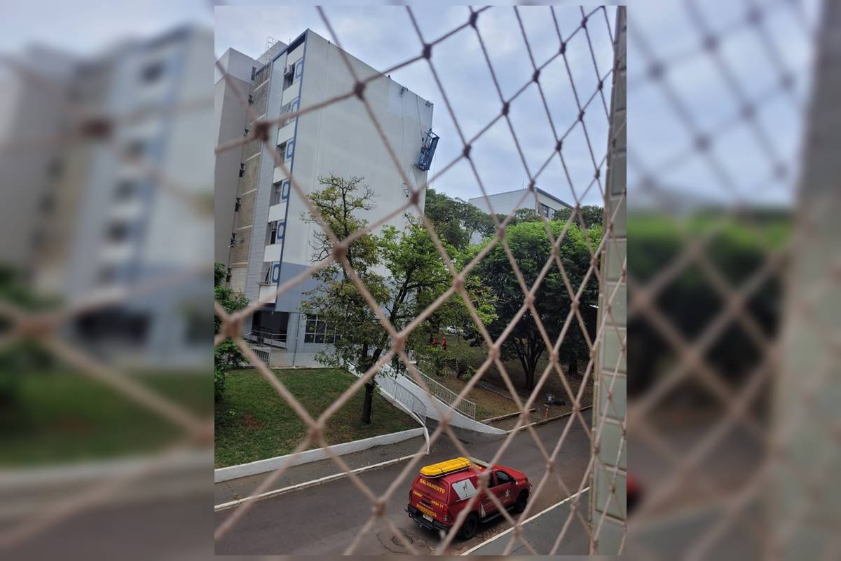 Operários ficam pendurados em andaime durante obra na Asa Norte