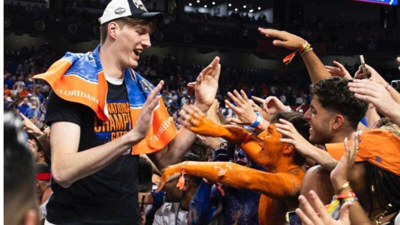 Jogador estreia e se torna o mais alto do basquete universitário; veja