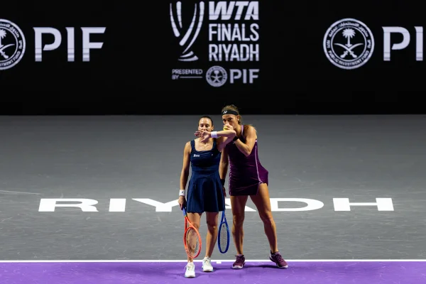 Stefani e Babos viram sobre campeãs e vão à semifinal no WTA Finals