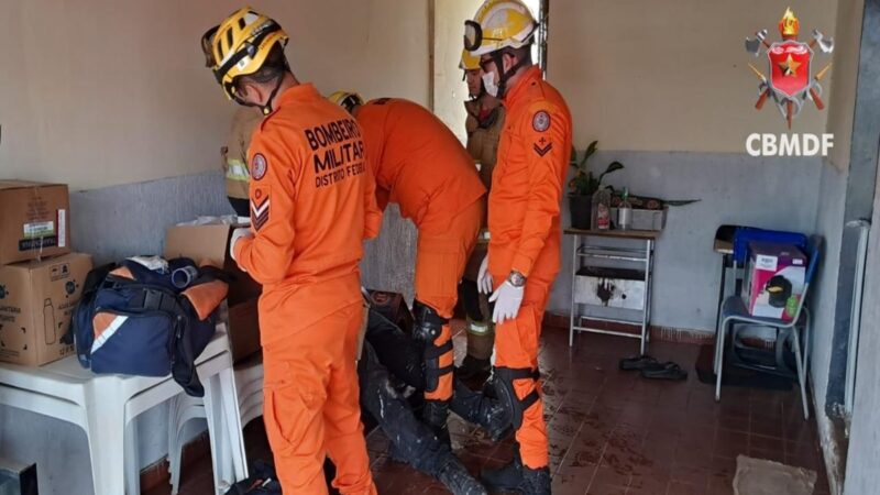 Torre de telefonia cai e atinge trabalhador e residências no P Sul