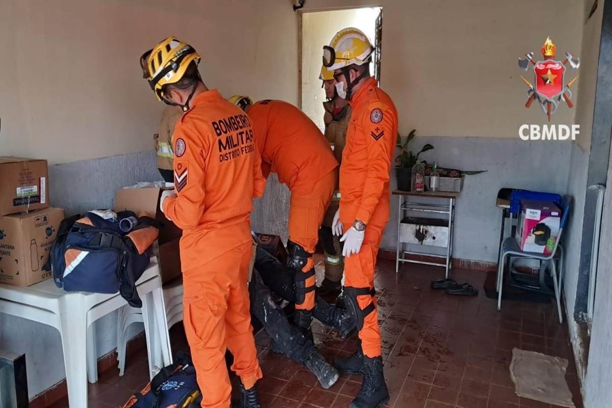 Torre de telefonia cai e atinge trabalhador e residências no P Sul