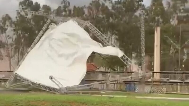 Vendaval arranca e arrasta estrutura de palco de show em MS