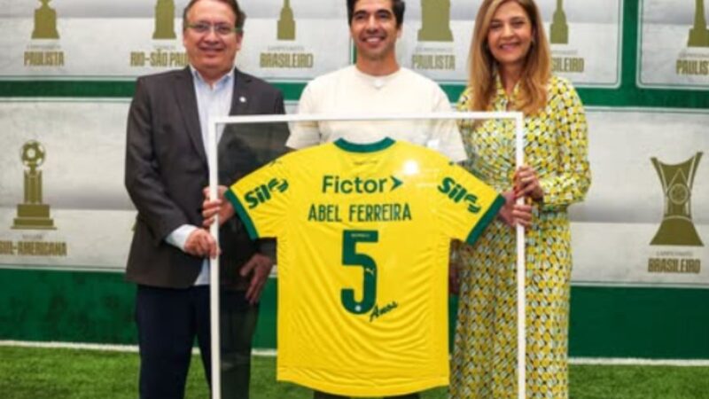 Abel Ferreira recebe homenagem por completar 5 anos no Palmeiras