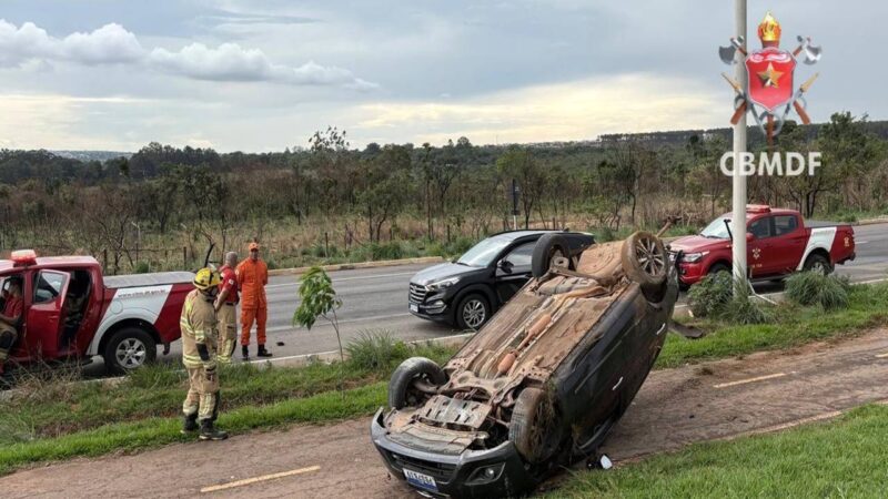 Carro capota em rodovia do DF e motorista sobrevive