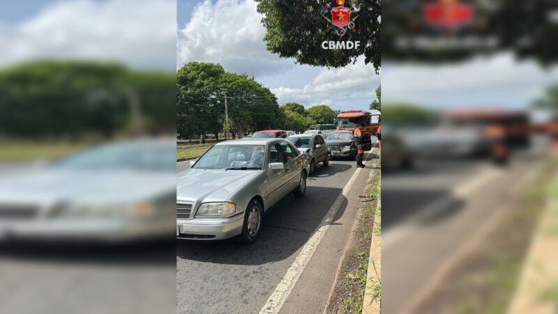Batida entre Mercedes e Ômega em frente a DP deixa mulher ferida no DF