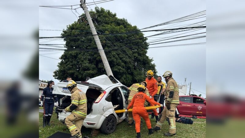 Vídeo mostra passageiros presos às ferragens após carro bater em poste