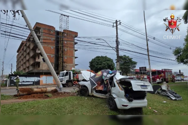Morre motorista de carro que arrebentou poste no DF