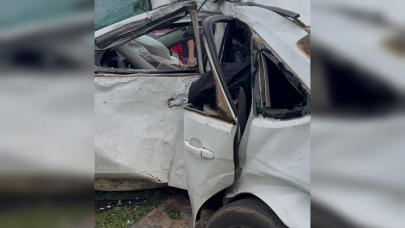 Grave acidente acaba com 3 vítimas após carro arrebentar poste no DF