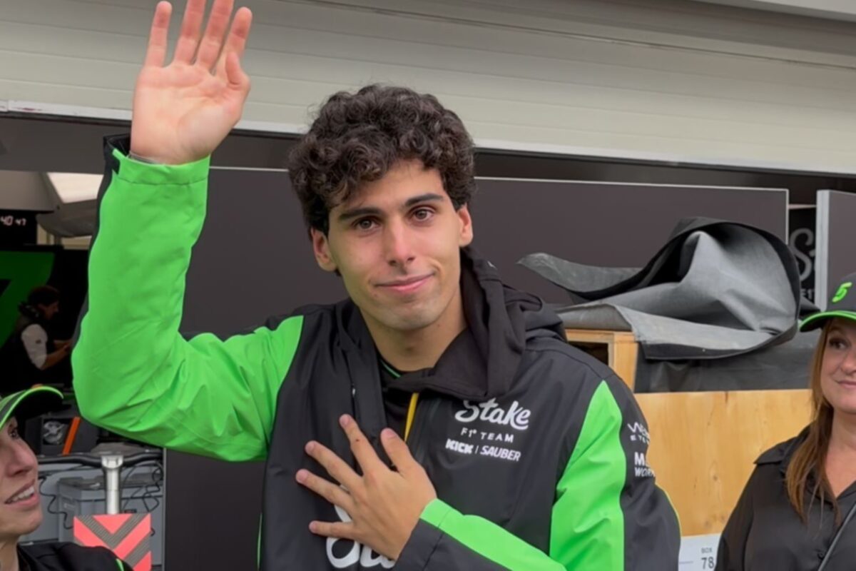 Bortoleto chora ao falar com torcedores após o GP de São Paulo