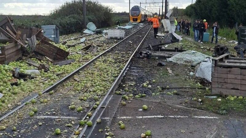 Trem atinge caminhão com carga de peras e deixa feridos
