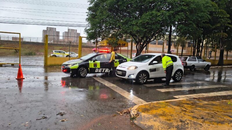 Ousado, inabilitado vai dirigindo fazer prova teórica do Detran-DF