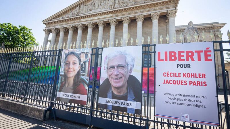 Macron anuncia libertação de casal francês preso no Irã desde 2022