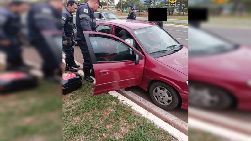 Mulher entra em trabalho de parto e dá à luz em via do DF