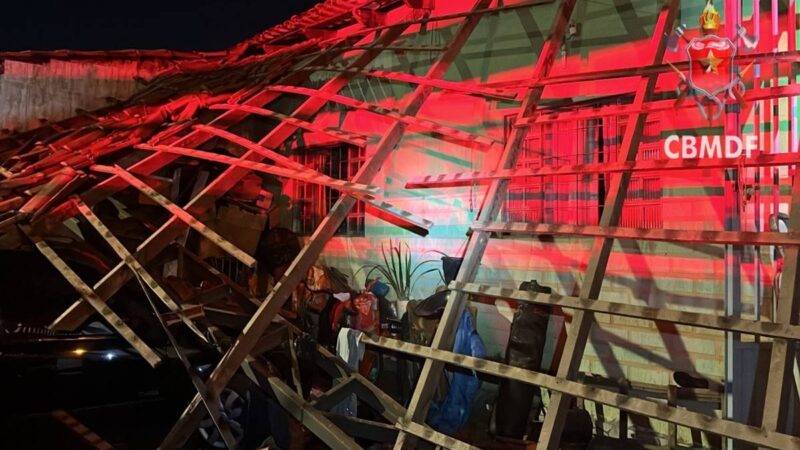 Telhado de casa desaba sobre garagem após chuvas no DF