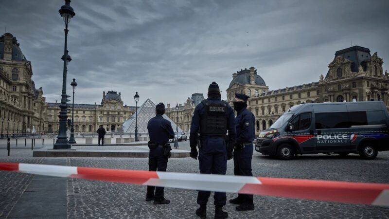 Mulher é presa por participar do roubo de joias no Museu do Louvre