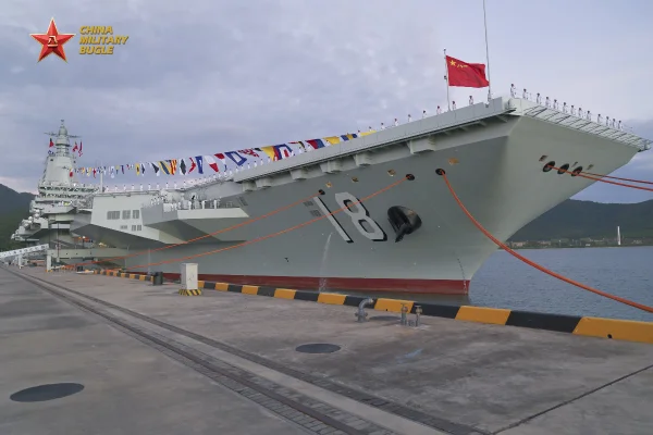 Fujian: China coloca em operação seu porta-aviões mais poderoso