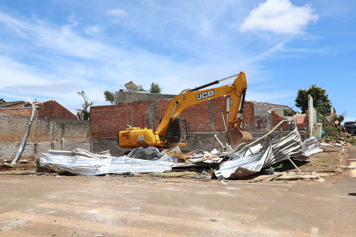 Limpeza completa em cidade destruída por tornado deve durar até 3 dias
