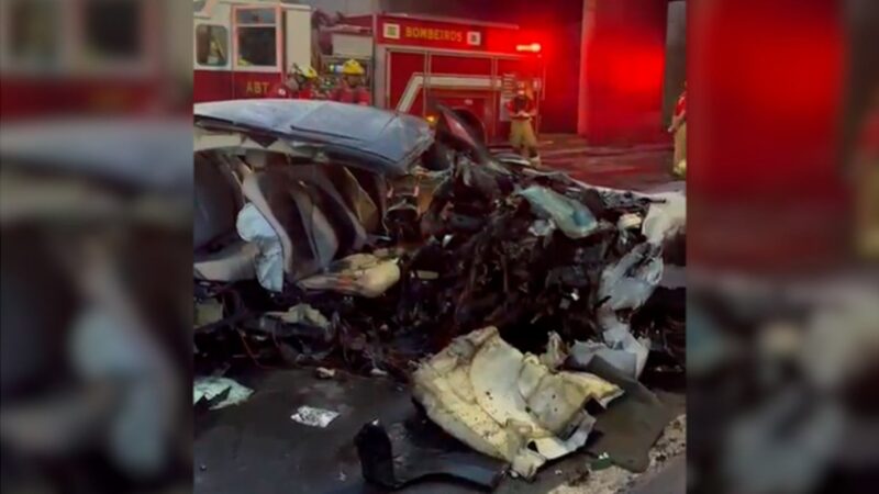 Mercedes bate forte em pilar, pega fogo e motorista morre na Epia