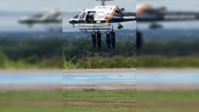 “Treino de guerra” chama atenção com PMs do DF pendurados em aeronave