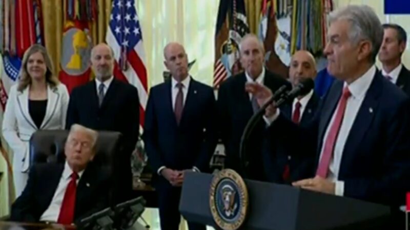 Trump tira “soneca” em reunião com farmacêuticas, diz jornal