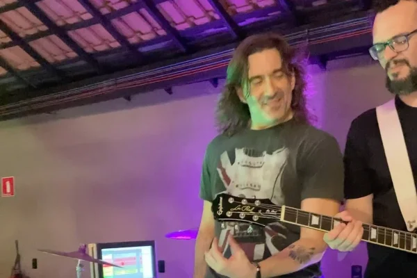 Cantor é afastado de banda após ser acusado de agressão pela esposa