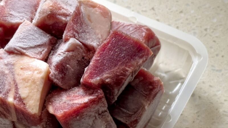 Após vender carne azul e fedorenta, supermercado indeniza cliente