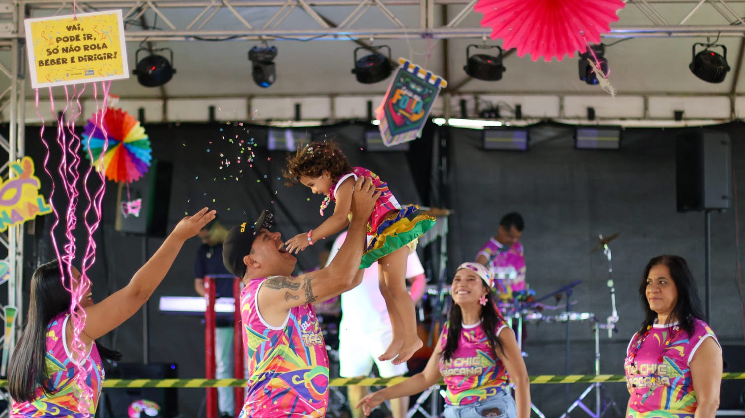 Carnaval do Entorno agita foliões com blocos e shows