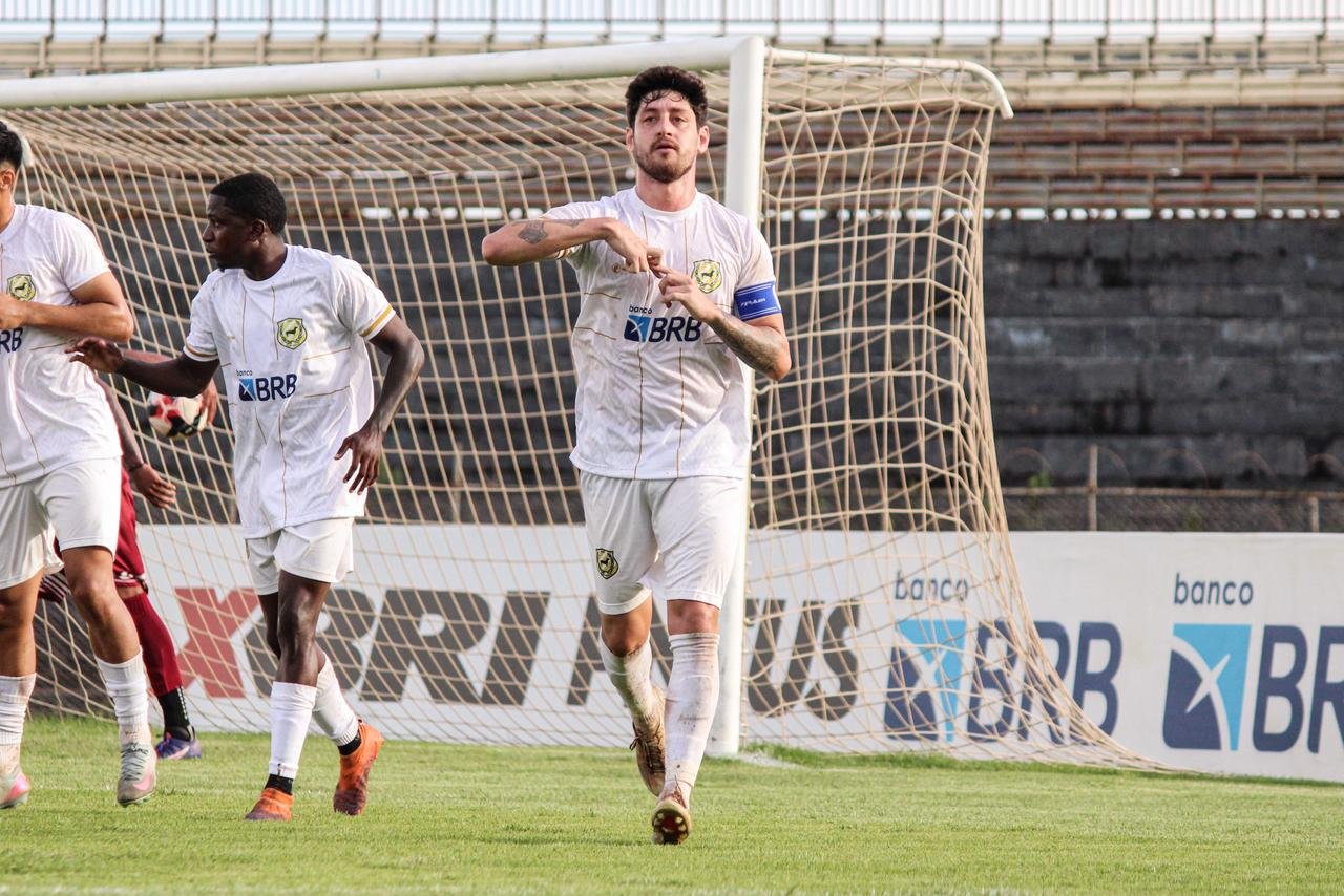 Vitor Xavier marca três vezes e comanda vitória do Samambaia