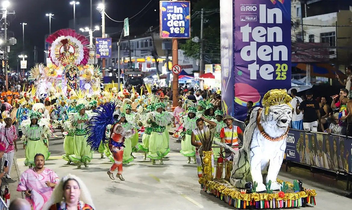 Carnaval popular anima Avenida Intendente Magalhães em 2026
