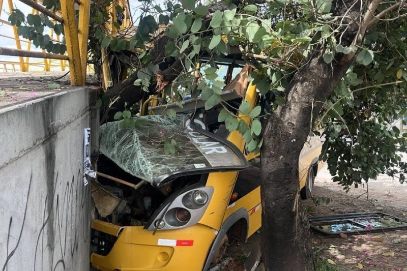 Acidente com ônibus escolar na Epia Sul deixa estudantes feridos e mobiliza equipes de resgate