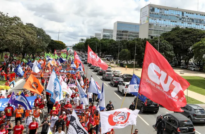 Professores do DF fazem paralisação e participam de marcha nesta quarta-feira (15)