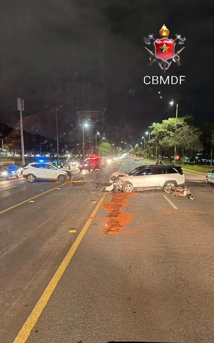 Acidente entre carros e moto no Eixão Sul deixa três feridos e causa interdição parcial no DF