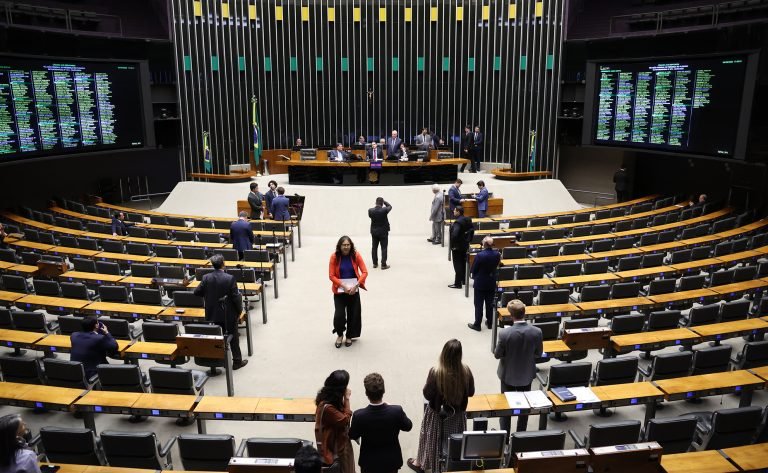 Deputados aprovam projeto que garante segunda chamada em concursos para gestantes e puérperas – Notícias